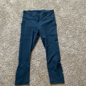 Lululemon pace rival crops: Nocturnal teal